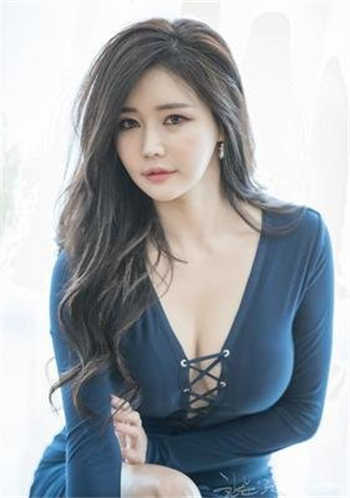 女老板叫员工在办公室