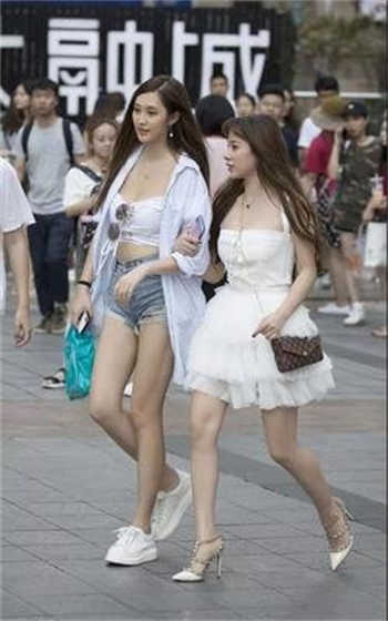 监控女子坐着大便