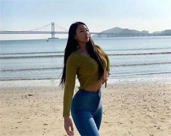 把碗放厕所里接尿喝