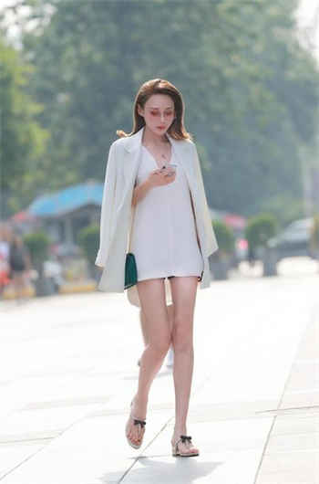 回来发现妻子在和别人