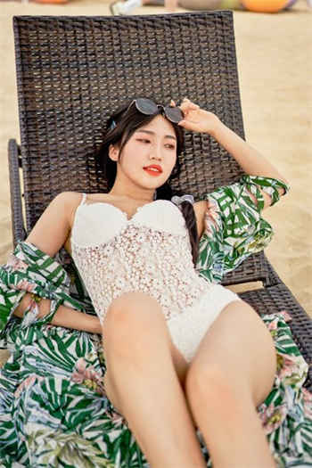 爱情公寓lisa榕坐腿上