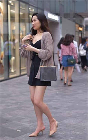 残忍砍下女人头颅