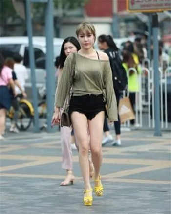 《女高中的腰姿》动漫