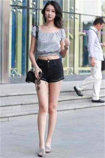 黑猫用尾巴来撒娇