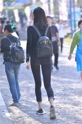 日本厨师和旗袍服务员