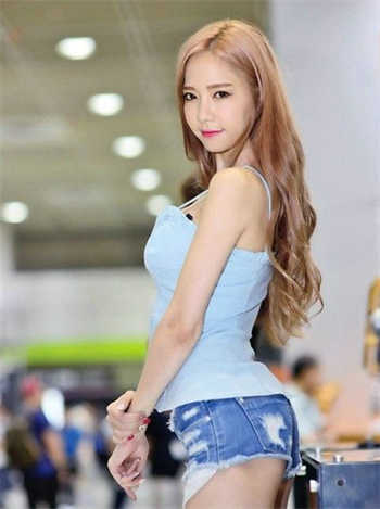 妻子住院老公暖心照顾妻子
